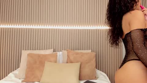 coralineross_ online show from February 6, 11:31 am