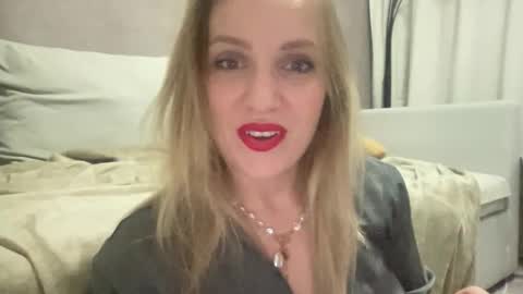 Snapshot of cosmo_blondiee chatting on October 1, 4:56 pm cosmo_blondiee online show from October 1, 4:56 pm