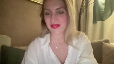 Snapshot of cosmo_blondiee chatting on September 21, 7:56 pm cosmo_blondiee online show from September 21, 7:56 pm