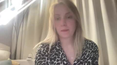 Snapshot of cosmo_blondiee chatting on September 15, 3:09 pm cosmo_blondiee online show from September 15, 3:09 pm