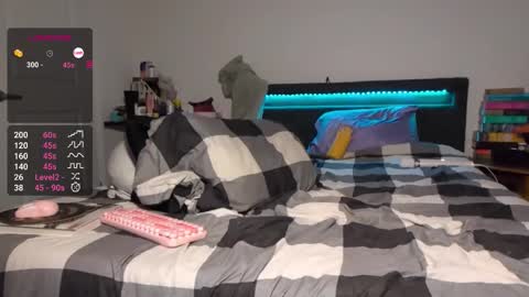 Creature N Critter online show from February 6, 10:46 pm