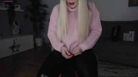 Snapshot of cris_tinne chatting on December 24, 4:40 pm cris_tinne online show from December 24, 4:40 pm