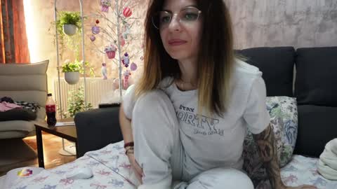 Snapshot of crissy_love chatting on December 17, 9:39 am crissy_love online show from December 17, 9:39 am