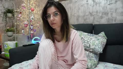 Snapshot of crissy_love chatting on December 19, 6:56 am crissy_love online show from December 19, 6:56 am