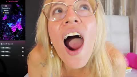 Snapshot of cristal_bons chatting on February 9, 7:52 pm Cristal online show from February 9, 7:52 pm