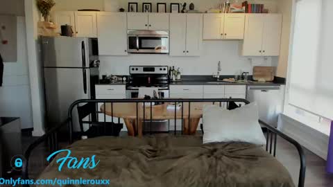 Snapshot of cum_with_quinn chatting on September 18, 6:28 pm Quinn online show from September 18, 6:28 pm