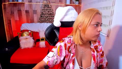 Snapshot of cute_elii chatting on December 9, 12:45 am Independent Model online show from December 9, 12:45 am
