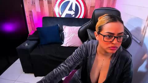 Snapshot of cute_elii chatting on March 9, 1:25 am Independent Model online show from March 9, 1:25 am