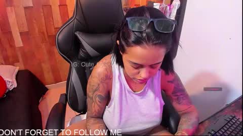 Snapshot of cute_elii chatting on October 1, 12:59 am Independent Model online show from October 1, 12:59 am