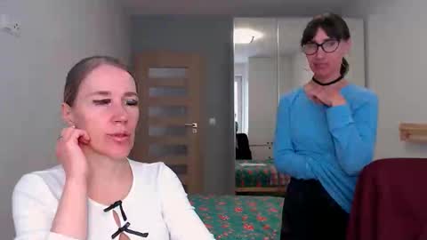 cute_lion_ online show from April 23, 1:35 pm