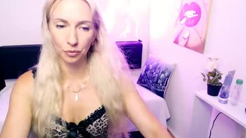 cute_smile_shy online show from June 30, 9:25 pm
