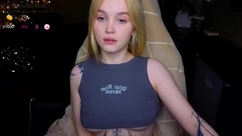 Sue online show from November 15, 8:10 pm