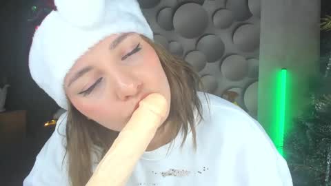 Snapshot of cutesmile_sharon chatting on December 22, 2:49 am cutesmile sharon online show from December 22, 2:49 am