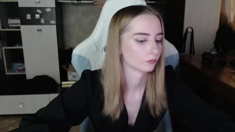 Snapshot of cutti_crystal chatting on October 10, 8:41 am Cutti Crystal online show from October 10, 8:41 am