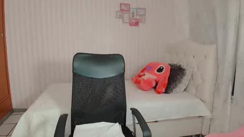 Snapshot of daeneryslove_doll chatting on October 2, 5:01 am daeneryslove_doll online show from October 2, 5:01 am