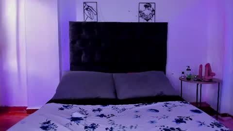 dakostelee1_ online show from August 3, 7:52 pm