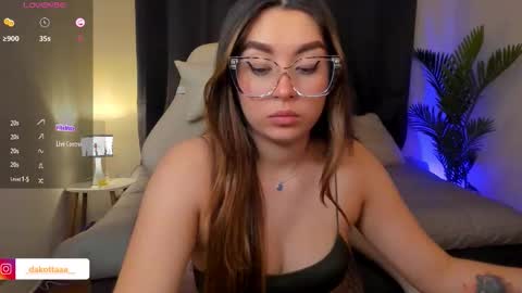 dakottaa__ online show from November 22, 12:24 am