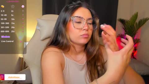 dakottaa__ online show from February 17, 12:21 am