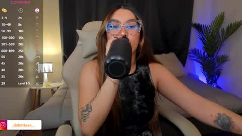 dakottaa__ online show from November 23, 12:35 am