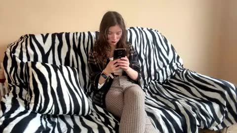 Mia online show from November 28, 8:06 am