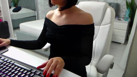 Elly online show from December 12, 11:29 am