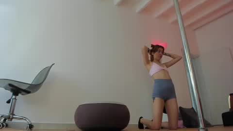 Snapshot of dearmilu28 chatting on February 23, 4:29 pm dearmilu28 online show from February 23, 4:29 pm