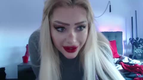 Snapshot of deewhitee chatting on December 4, 9:18 am Jenna online show from December 4, 9:18 am