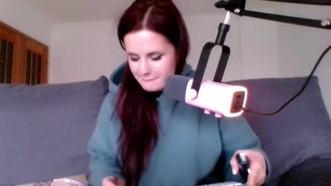 dellacrush_ online show from March 10, 3:20 pm