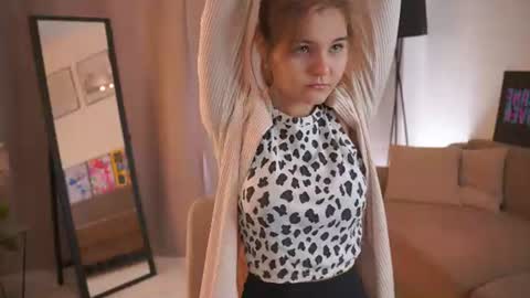 Hi my name is Sari nice to see you in my Room online show from June 11, 4:09 am