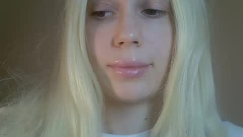 DitaReVirax online show from April 2, 9:45 pm