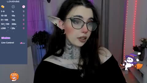 dixipixi_ online show from November 9, 6:42 am