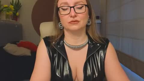 DOM MUMMY online show from March 12, 6:05 am