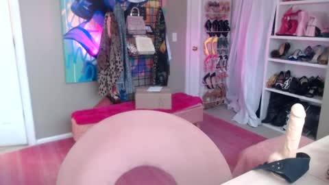 Snapshot of dommetomorrow chatting on February 5, 5:43 pm DommeTomorrow online show from February 5, 5:43 pm
