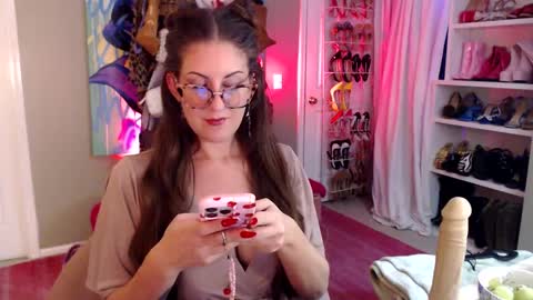 Snapshot of dommetomorrow chatting on October 6, 1:11 am DommeTomorrow online show from October 6, 1:11 am
