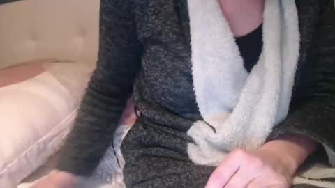 Snapshot of douce_elsa chatting on January 2, 6:23 pm Douce Elsa online show from January 2, 6:23 pm