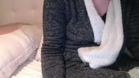 Snapshot of douce_elsa chatting on March 9, 6:11 pm Douce Elsa online show from March 9, 6:11 pm