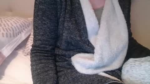 Snapshot of douce_elsa chatting on December 29, 12:12 pm Douce Elsa online show from December 29, 12:12 pm