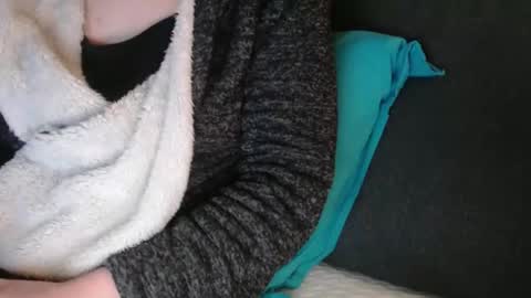 Snapshot of douce_elsa chatting on February 24, 6:47 pm Douce Elsa online show from February 24, 6:47 pm