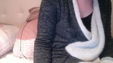 Snapshot of douce_elsa chatting on March 5, 7:06 pm Douce Elsa online show from March 5, 7:06 pm