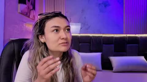 Victoria online show from November 21, 8:00 pm