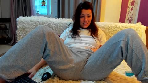 Snapshot of dyanakaylin chatting on February 1, 5:49 am dayana online show from February 1, 5:49 am
