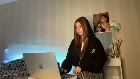 Elise online show from April 28, 5:50 pm