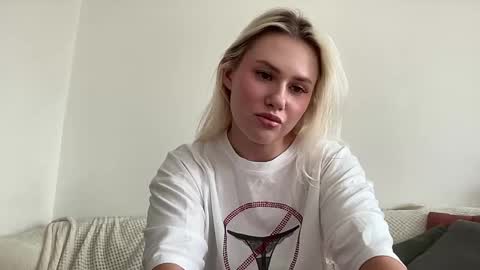 Snapshot of elaraluxxxe chatting on September 18, 10:58 am elaraluxxxe online show from September 18, 10:58 am