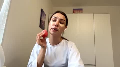 Mia online show from July 8, 12:40 pm