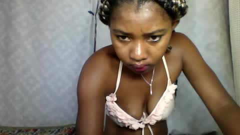 Snapshot of elia011 chatting on January 22, 5:59 am elia011 online show from January 22, 5:59 am