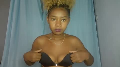 Snapshot of elia011 chatting on January 15, 11:43 am elia011 online show from January 15, 11:43 am