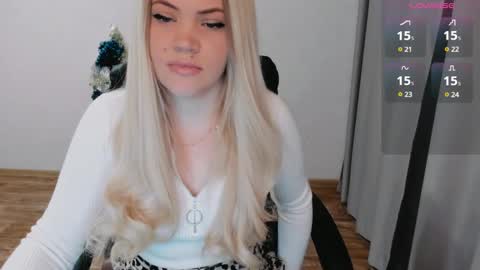 Snapshot of elia_ chatting on December 19, 8:24 am Ella online show from December 19, 8:24 am