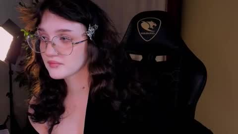 Snapshot of eliejay chatting on October 15, 5:32 am Ellie online show from October 15, 5:32 am