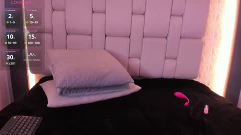 E L I I Z A B E T H   online show from February 27, 3:26 pm