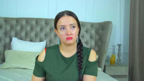 ElinaBellucci online show from April 3, 4:43 am